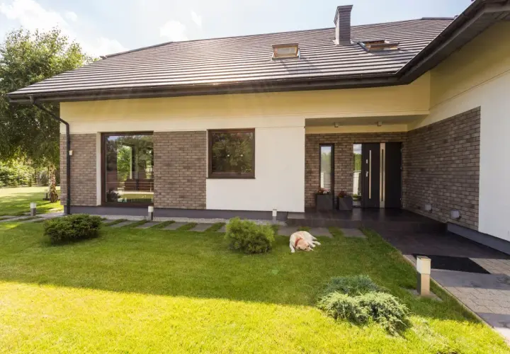Ile kosztuje montaż okien? Sprawdź, co wpływa na ceny i oszczędności