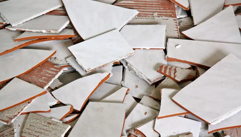 Jak skuć kafelki z podłogi bez zbędnego wysiłku i frustracji